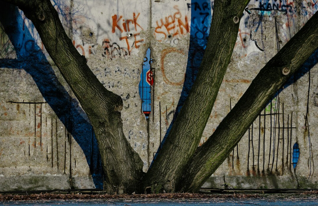berlin wall fall live
